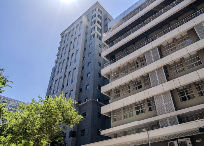 For Sale: 1-Bedroom Apartment in Cape Town City Centre with 24-hour security.