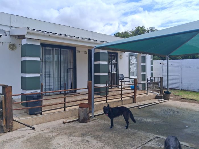 Cottage To Rent in East London Central: Secure parking, spacious layout, private entrance.