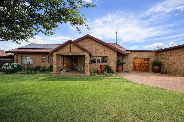 Kriel Central House For Sale: 3 Bedrooms, pool, lapa, double garage, close to schools.