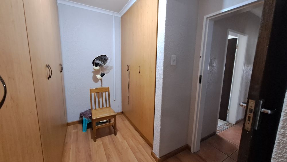 Walk-in main bedroom