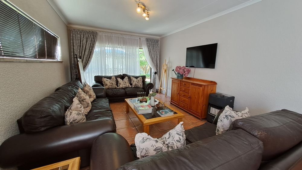 Second lounge open-plan