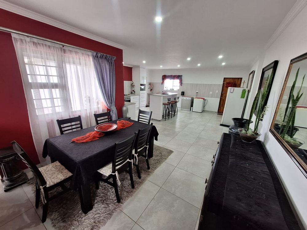 Open-plan dining/kitchen