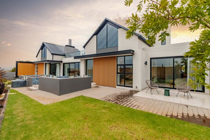 For Sale: House in Midstream Estate with 5 en-suite bedrooms, pool, and staff quarters.