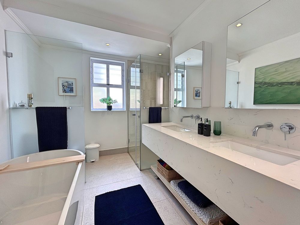 Master bedroom en-suite bathroom