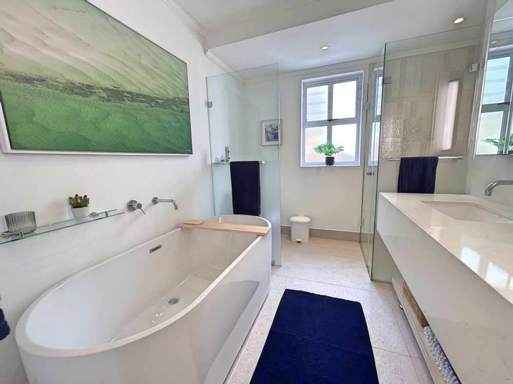 Master bedroom en-suite bathroom