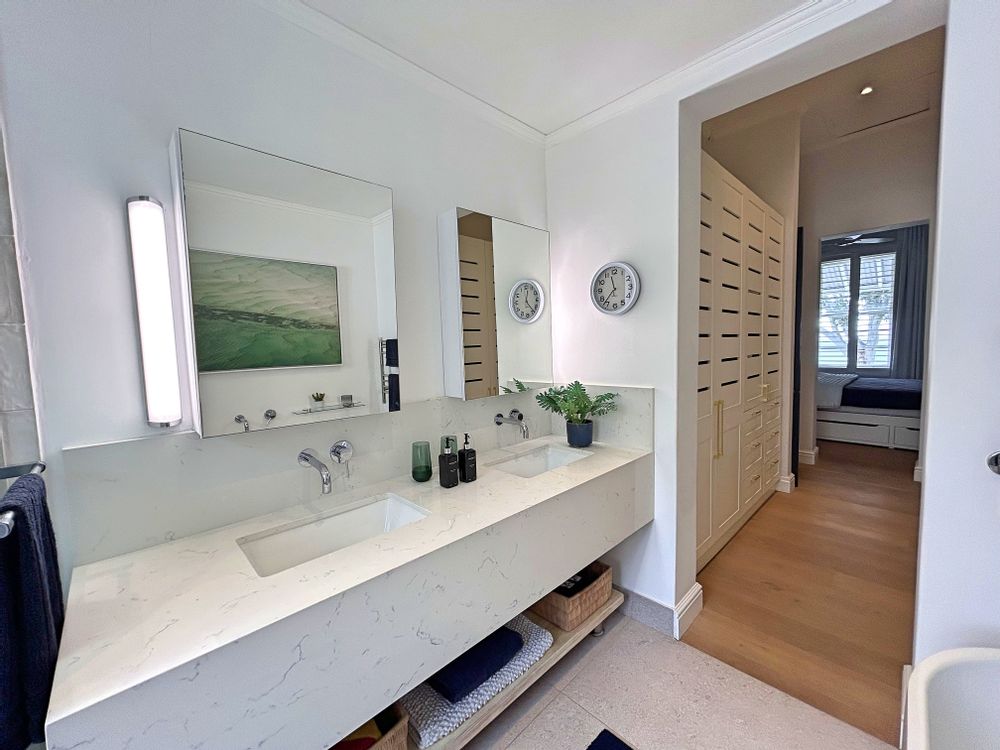 Master bedroom en-suite bathroom