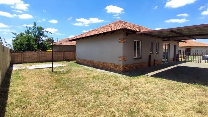 For Sale: House in Waterkloof Hill Estate, 3 beds, secure parking, close to amenities.