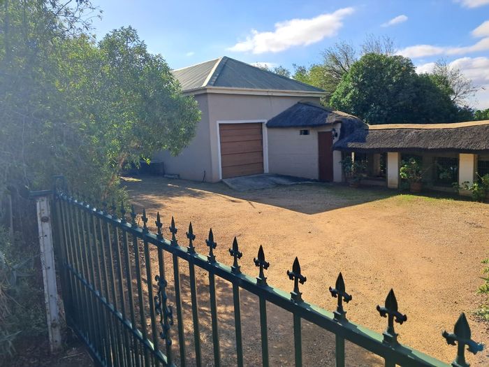 Koringberg House For Sale: 5 bedrooms, pool, lapa, and rental flat.