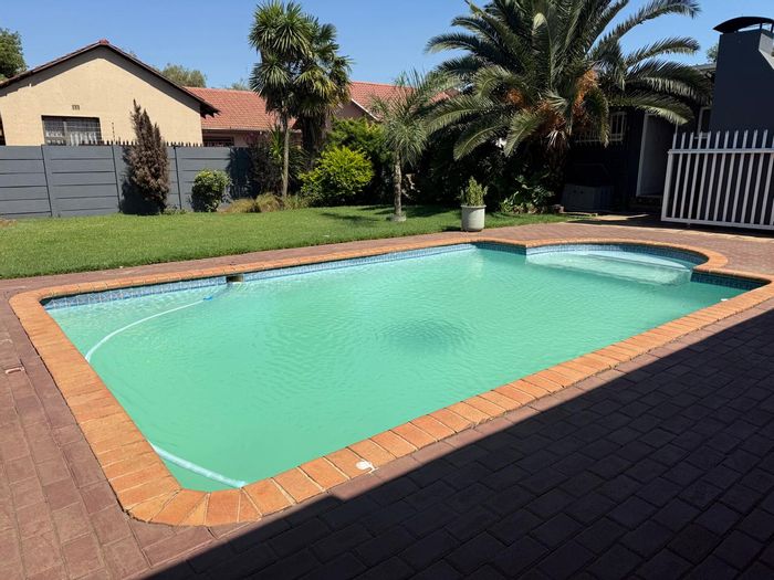 Vanderbijlpark SE 6 House For Sale: 4 Bedrooms, Pool, Garage, Laundry Room.