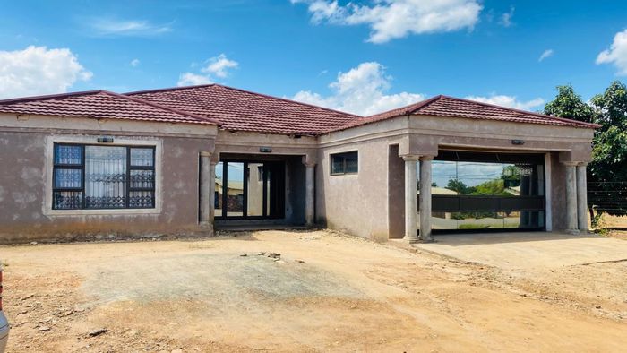 For Sale: Spacious 5-bedroom house in Tshikota with double garage and borehole.