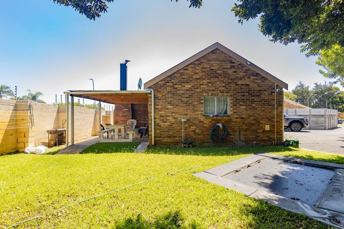 Amandelsig House For Sale: 3 Bedrooms, garden, double garage, secure living.