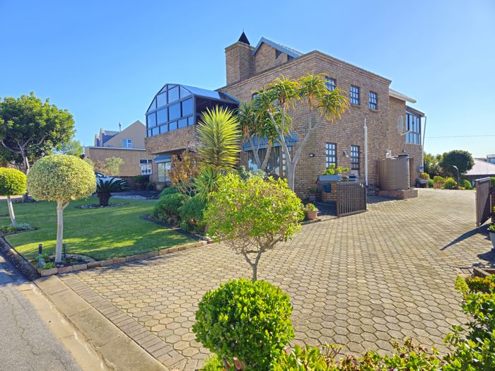 For Sale: Spacious 5-bedroom house in Stilbaai Wes with panoramic views and garden.