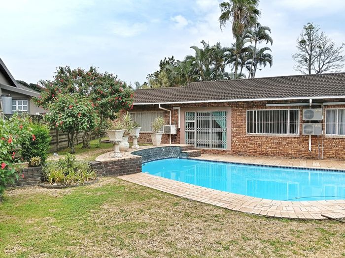 For Sale: House in Meer En See with pool, 4 bedrooms, and ample parking.