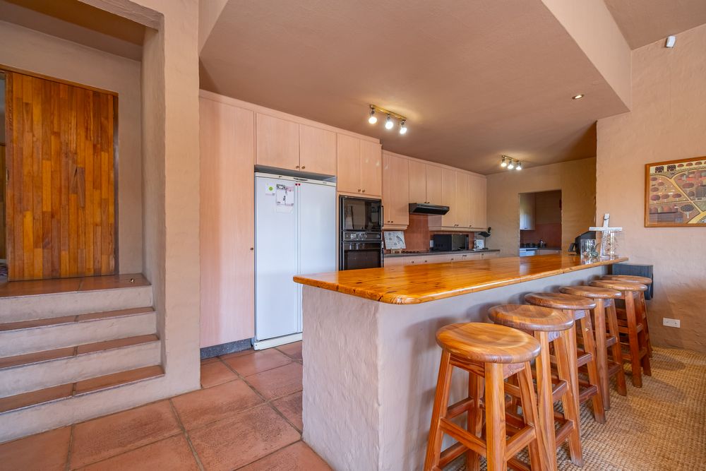 Breakfast bar in kitchen