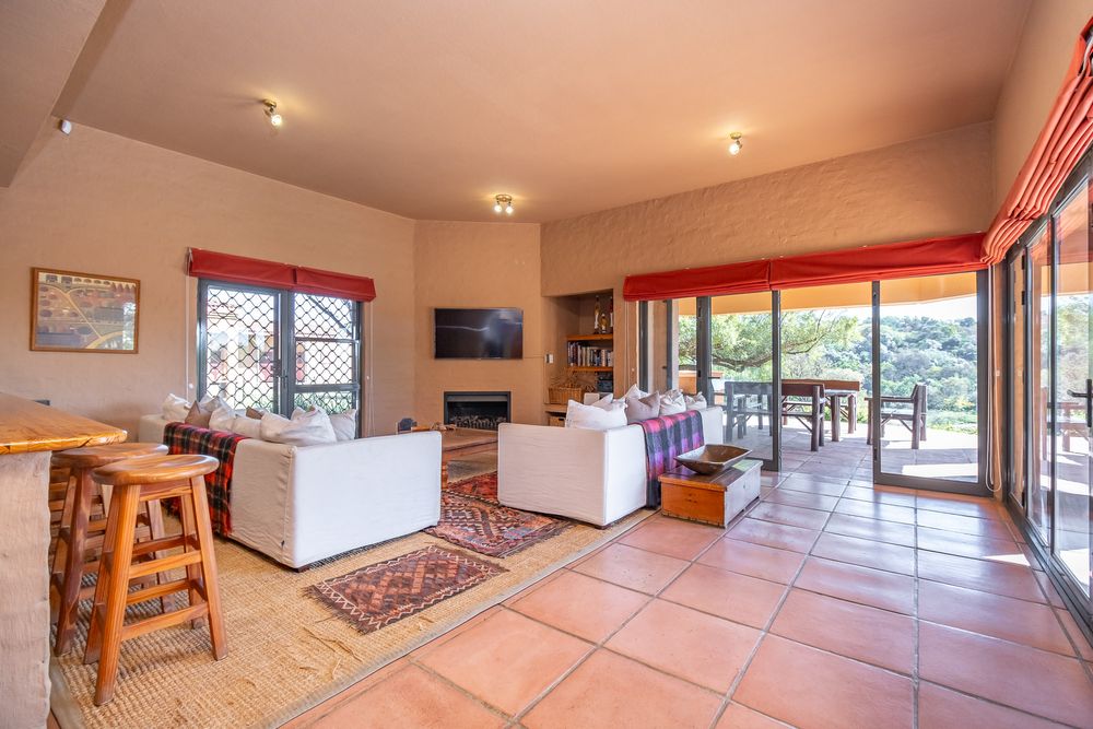 TV Lounge open plan to kitchen