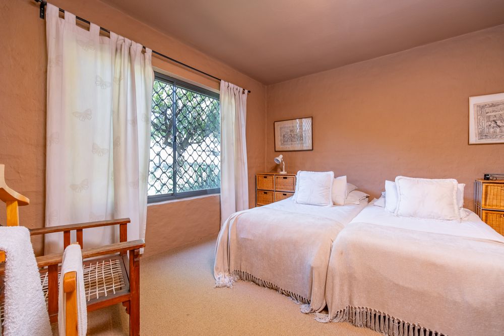 Guest Bedroom (Downstairs)