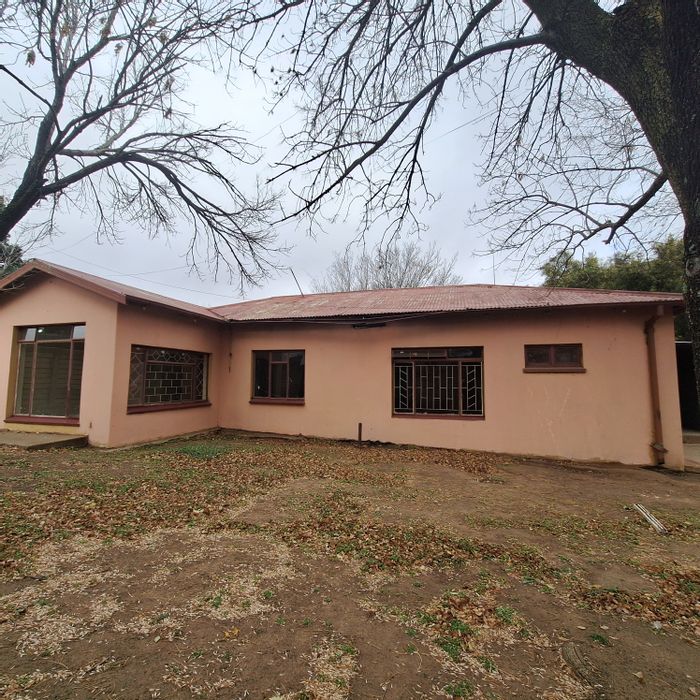 For Sale: House in Villiers with 3 bedrooms, large backyard, and renovation potential.
