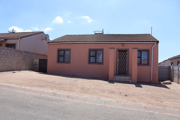 For Sale: House in Louwville with 3 bedrooms, open-plan living, and secure yard.