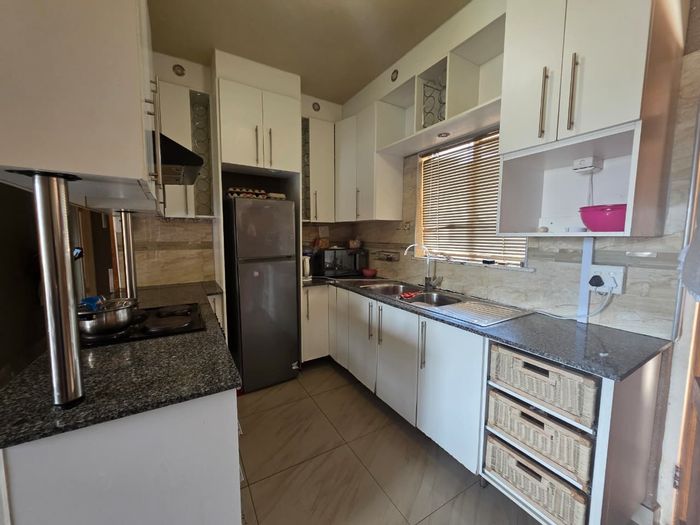 Three-bedroom apartment in Empangeni Central, secure complex, close to amenities. To Rent.