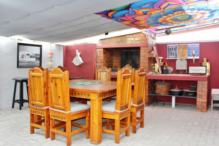 For Sale: Townhouse in West Bank with pet-friendly garden, garage, and entertainment area.