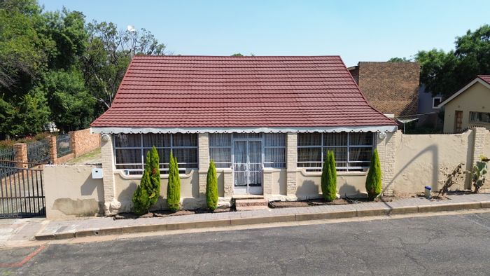 Heidelberg Central House For Sale: Versatile living with two flats and spacious backyard.