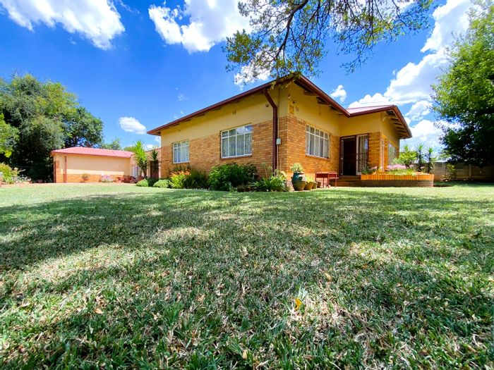 Die Bult House For Sale: 5 bedrooms, ideal for student rentals, great investment.