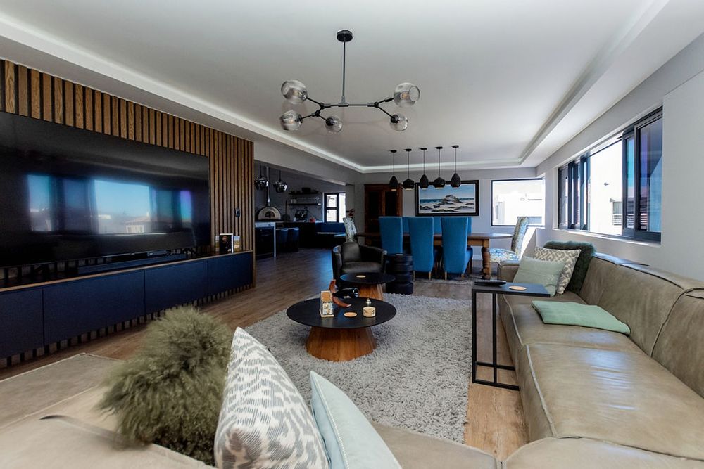 Open plan TV / dining area (with views)