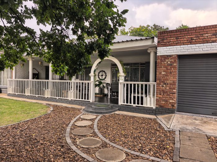 For Sale: House in Parys Central with 3 beds, flatlet, and spacious garden.