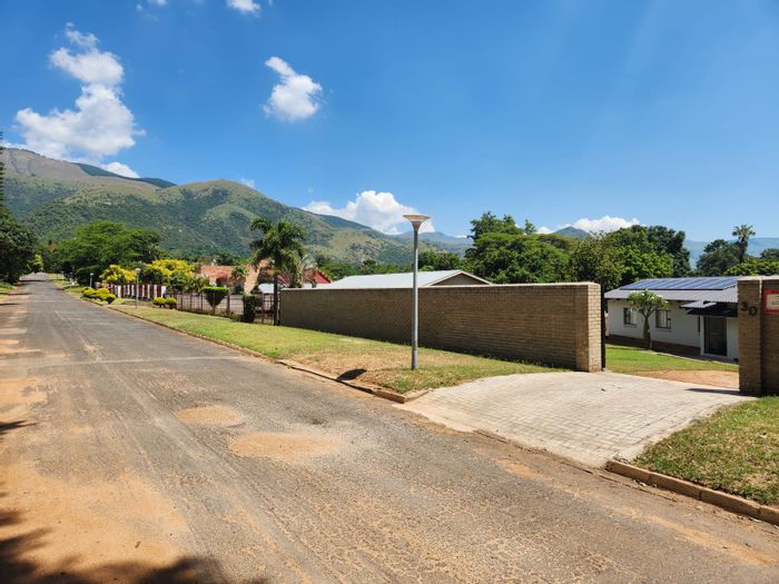 For Sale: House in Barberton Central with 4 bedrooms, open-plan living, and parking.