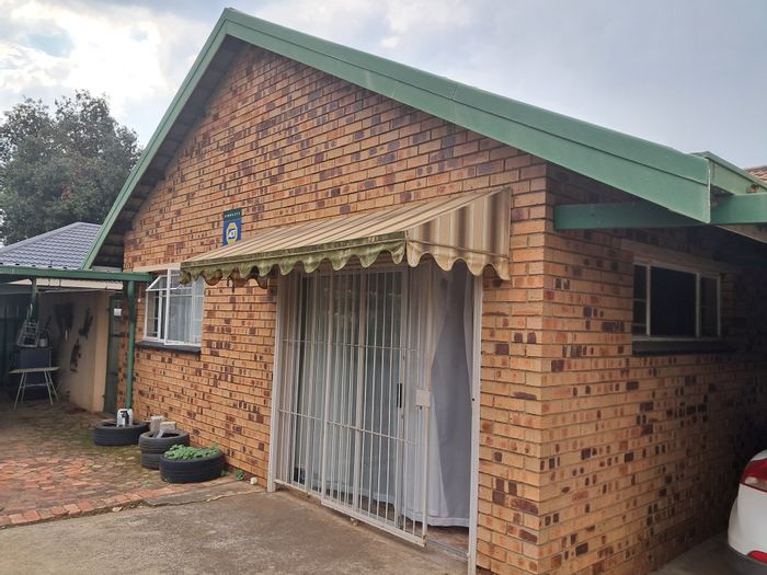 Cottage to Rent in Vaalpark: Secure parking, prepaid electricity, garden views.