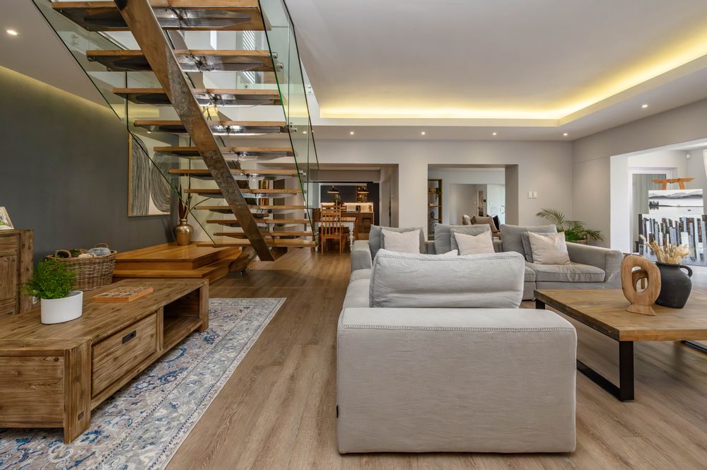 Lounge with staircase to top lounge