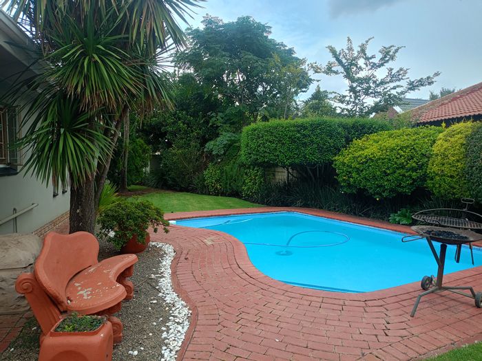 Falcon Ridge House For Sale: 3 Bedrooms, pool, lapa, double garage, garden.