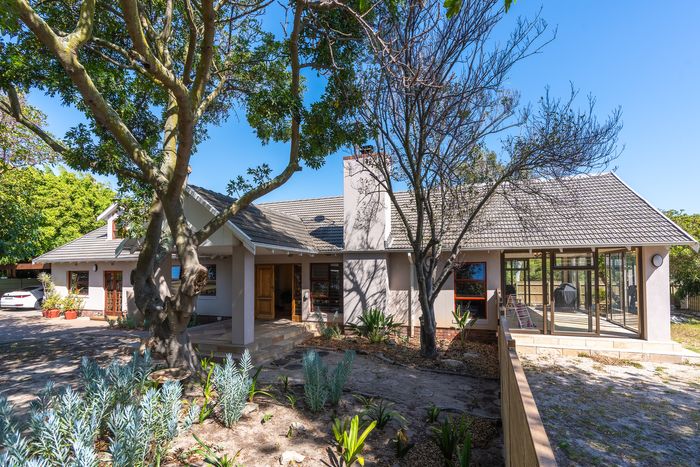 For Sale: House in Pinelands with 3 beds, 2 baths, and spacious garden.