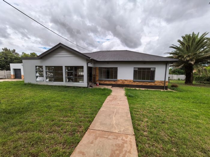 For Sale: House in Parys Central with 3 bedrooms, study, borehole, and garage.