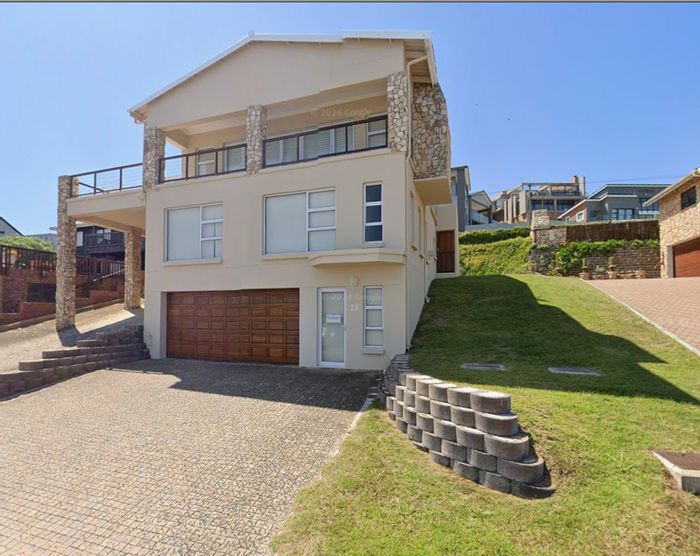 For Sale: House in Jongensfontein with ocean views, 6 bedrooms, and ample parking.