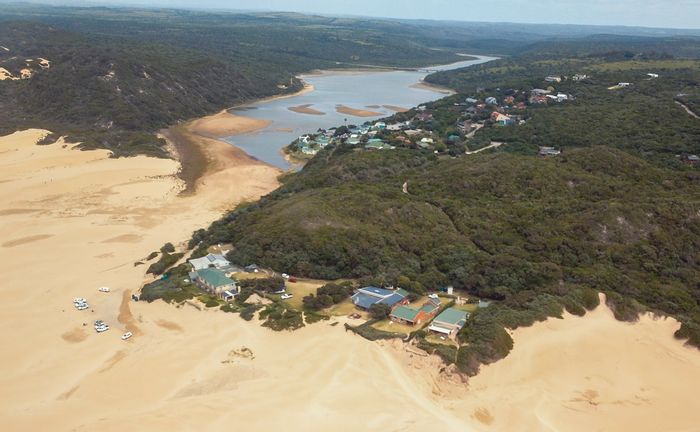 Beachfront house in Begha for sale: 4 bedrooms, security, off-grid features.