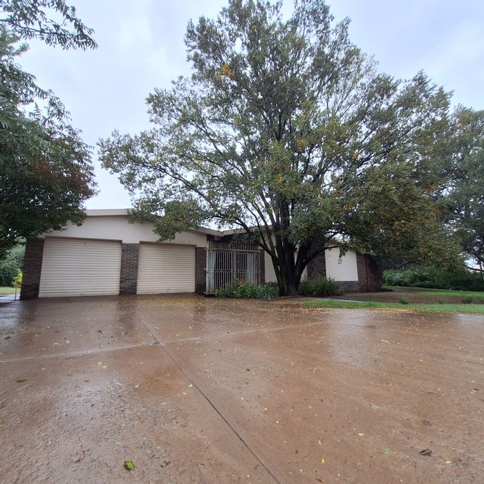 Spacious Villiers house for sale with double garage, courtyard, and versatile rooms.