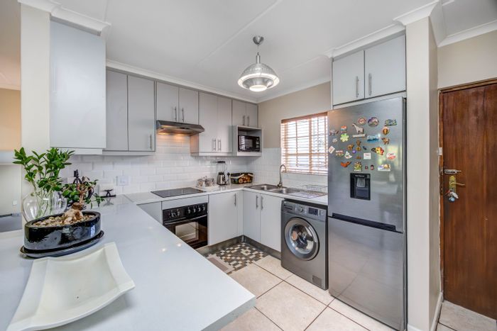 Sonneglans Townhouse For Sale: 2 bedrooms, balcony, communal pool, covered parking.