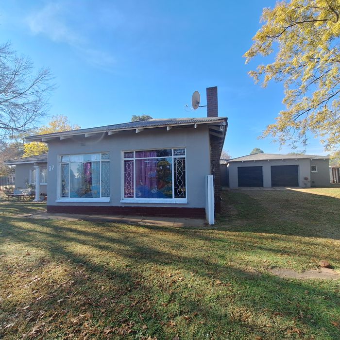 Spacious Villiers house for sale with five bedrooms, large yard, and double garage.