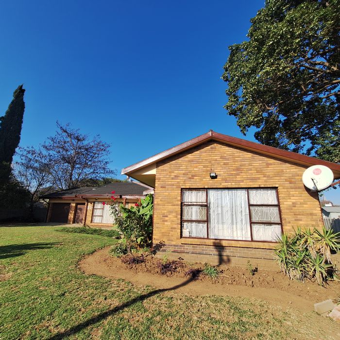 Spacious 5-bedroom house in Villiers, ideal for dual-living or rental opportunities.