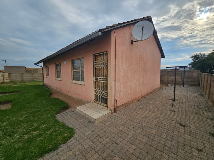 For Sale: House in Geluksdal Ext 2 with 3 bedrooms, 2 bathrooms, and parking.