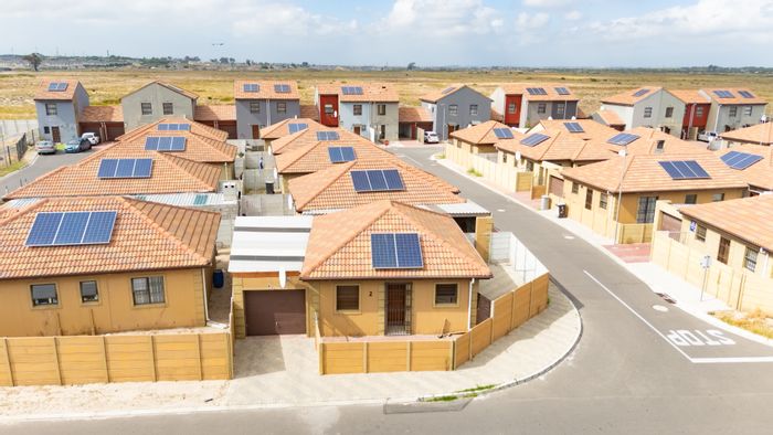 2-Bedroom House For Sale in Camelot with pet-friendly yard and parking.