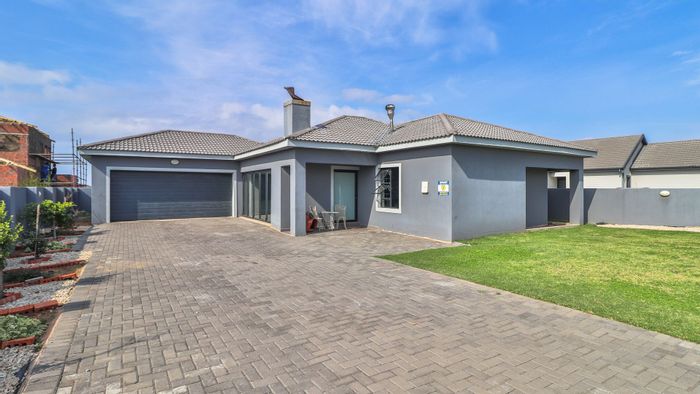 For Sale: House in Fountains Estate with 3 bedrooms, indoor braai, and double garage.