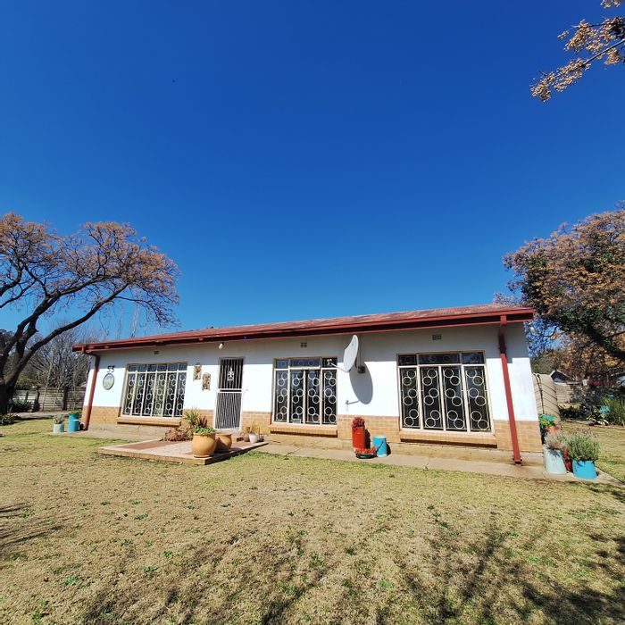 For Sale: House in Villiers with 3 bedrooms, 4 garages, and spacious garden.