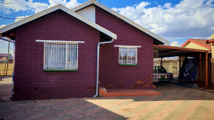 Blomanda House For Sale: 2 Bedrooms, spacious yard, carport, near amenities.