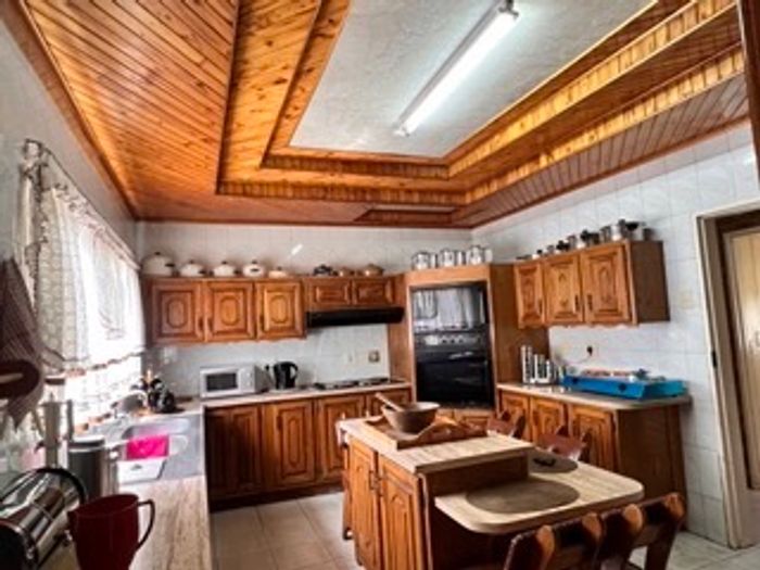 For Sale: House in Bedworth Park with flatlet, large stand, and income potential.