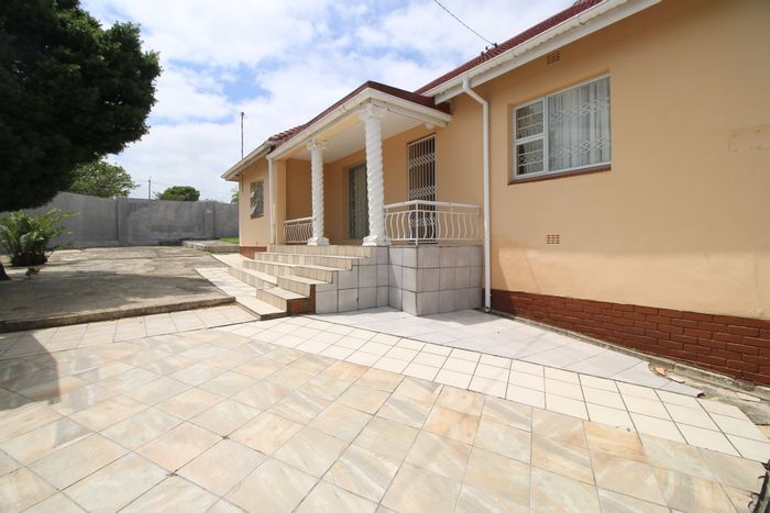 For Sale: House in Cambridge West with flatlet, double garage, and spacious living.