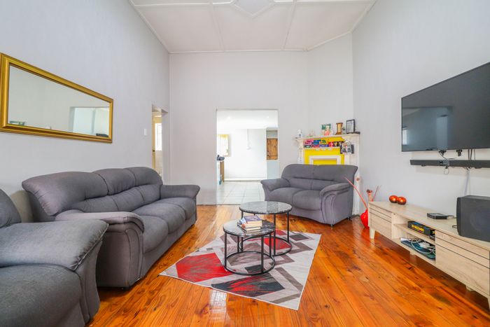 Kensington House For Sale: Spacious kitchen, dual access, potential flatlet, secure yard.