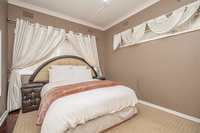 Versatile 4-5 Bedroom House with Cottage for Sale in Robertsham.