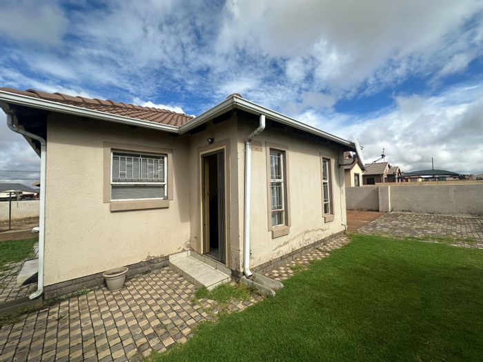 Klarinet House For Sale: 3 bedrooms, en-suite, open plan kitchen, private yard.